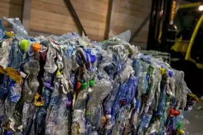 Une balle de plastique au centre de tri