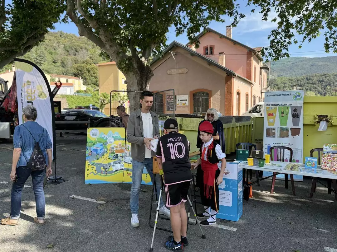 Un ambassadeur du tri sensibilise le jeune public